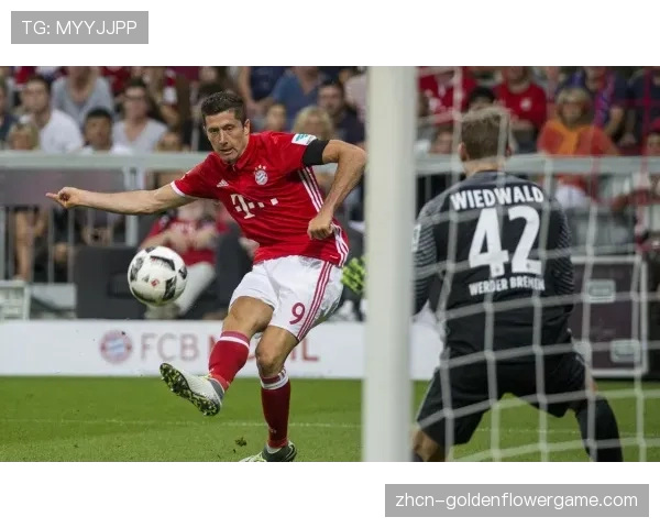特写:进球后,莱万多夫斯基手指太阳穴,向为其压迫创造机会的佩德里致谢 特写:进球后,莱万多夫斯基手指太阳穴,向为其压迫创造机会的佩德里致谢
